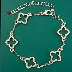 Elegant 5 clovers Bracelet